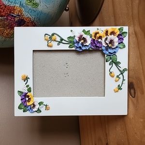 Vintage floral pansies picture frame with 3D flowers